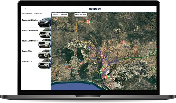 Histórico de rutas de Geotrackr sobre el mapa por satélite con la lista de vehículos
